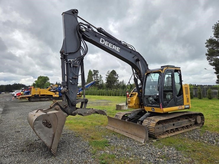 deere-135g-image-1