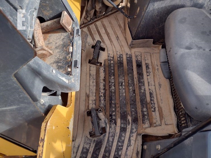 2013-deere-700k-lgp-image-12