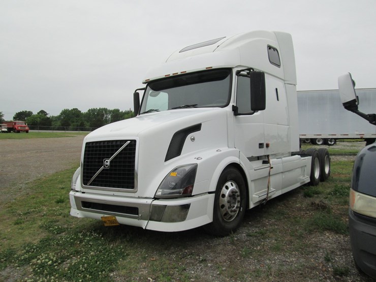 #46184-•-2008-volvo-t/a-sleeper-truck-tractor-4v4nc9gh08n482694-image-1