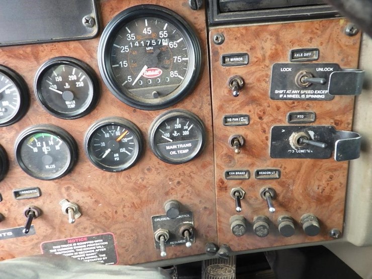 2005-peterbilt-pb330-22'-t/a-fuel-lube-truck-image-74