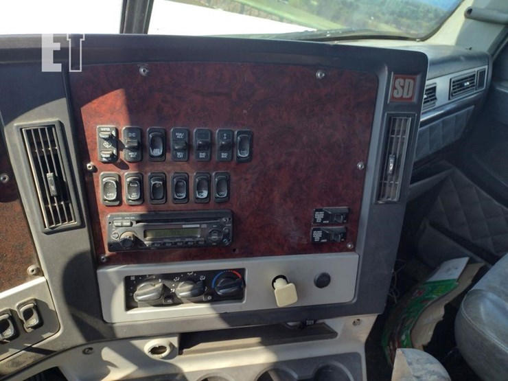 2012-freightliner-122sd-image-7