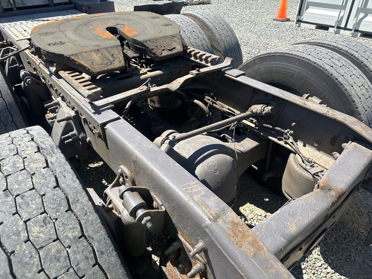 2014-massey-ferguson-8-image-22