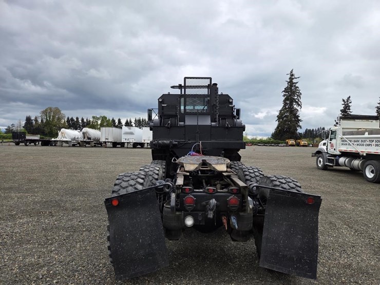 2002-oshkosh-m1070-image-5