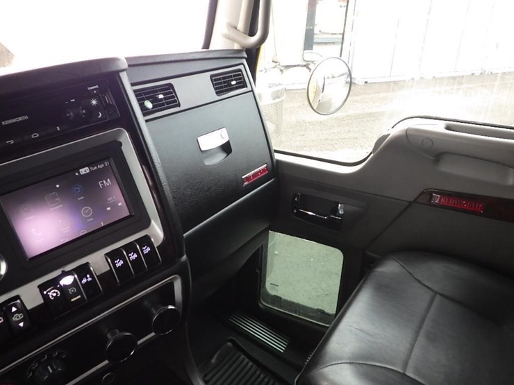 2016-kenworth-w900-image-105