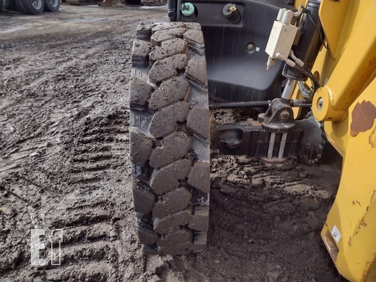 2019-caterpillar-tl1055d-image-24