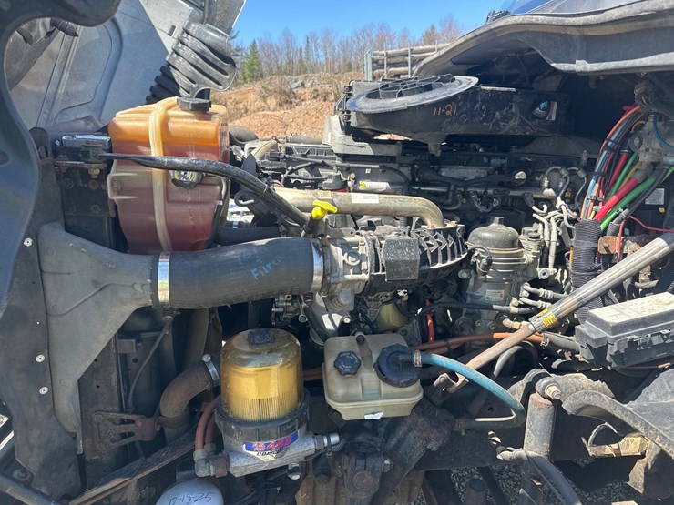 2014-massey-ferguson-8-image-43