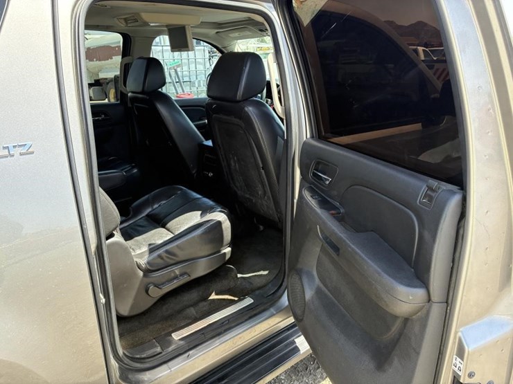 2007-chevrolet-suburban-image-10