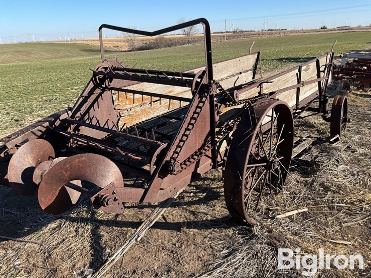 antique-ground-driven-manure-spreader-image-5