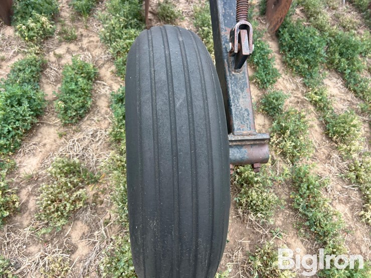 16r30-strip-tiller-image-16