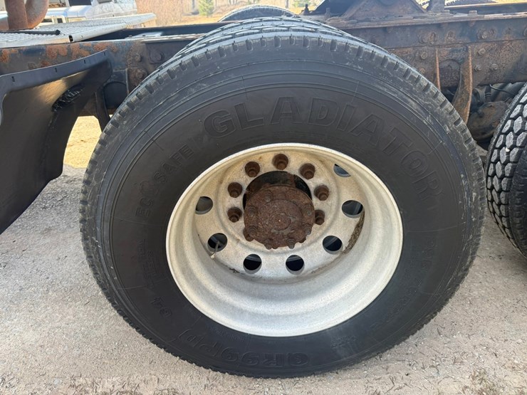 #1262-•-2004-international-9400i-6x4-sleeper-cab-truck-tractor-image-80