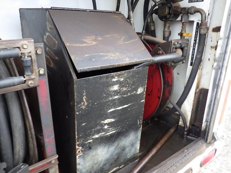 2005-peterbilt-pb330-22'-t/a-fuel-lube-truck-image-18