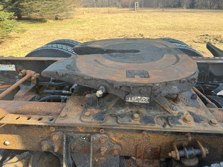 #1262-•-2004-international-9400i-6x4-sleeper-cab-truck-tractor-image-51