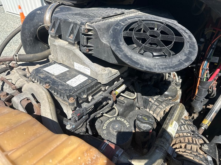 2014-massey-ferguson-8-image-49