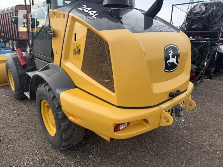 2023-deere-244l-image-15