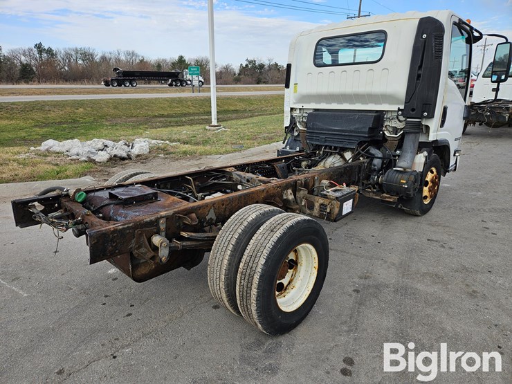 2015-isuzu-npr-image-5