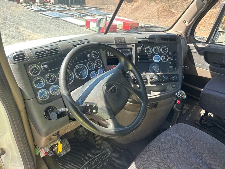 2014-massey-ferguson-8-image-29