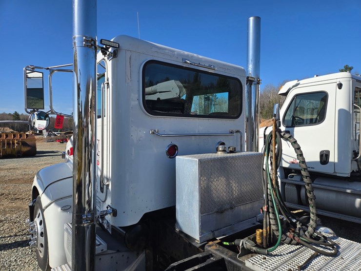 2013-peterbilt-386-image-18