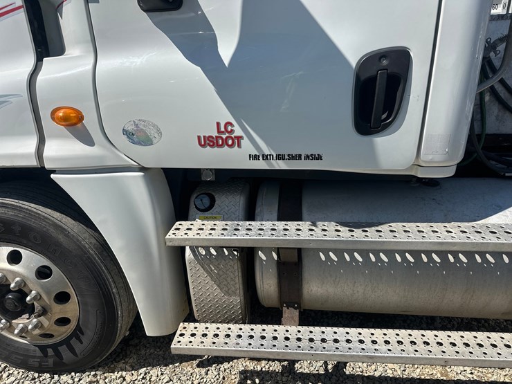 2014-massey-ferguson-8-image-11