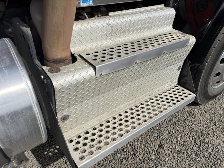 2013-kenworth-t800-image-27