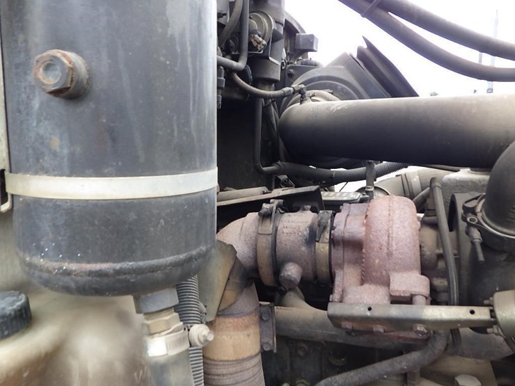 2005-peterbilt-pb330-22'-t/a-fuel-lube-truck-image-47