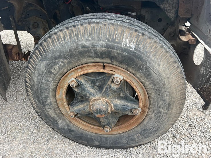 1977-ford-800-image-19