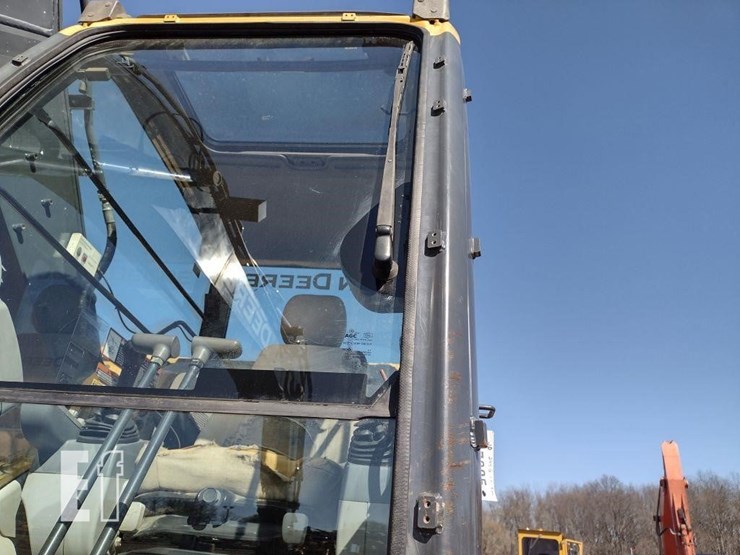 2014-deere-245g-lc-image-14