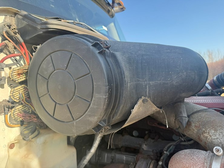 #1262-•-2004-international-9400i-6x4-sleeper-cab-truck-tractor-image-26