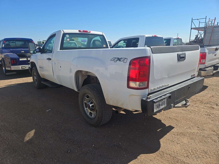 2011-gmc-sierra-2500-image-4