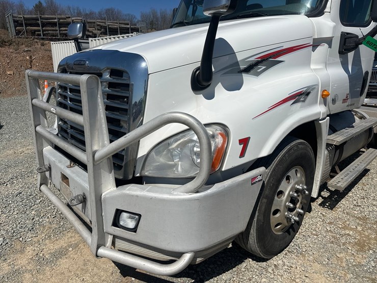 2014-massey-ferguson-8-image-9