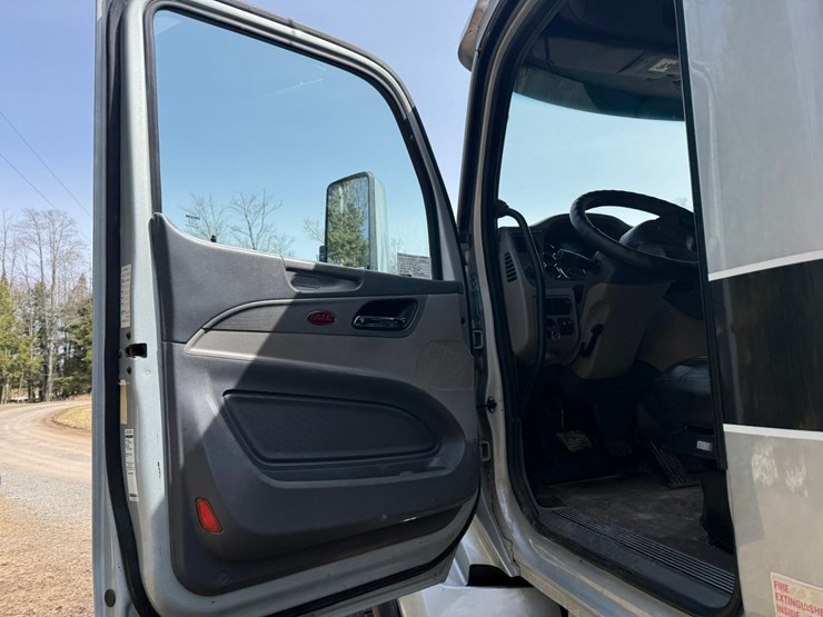 2015-peterbilt-579-image-52