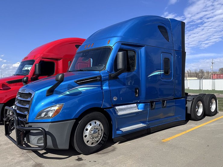 2022-freightliner-cascadia-126-image-1