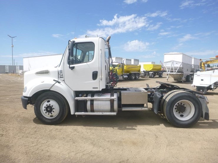 2012-freightliner-m2-s/a-truck-tractor-image-5