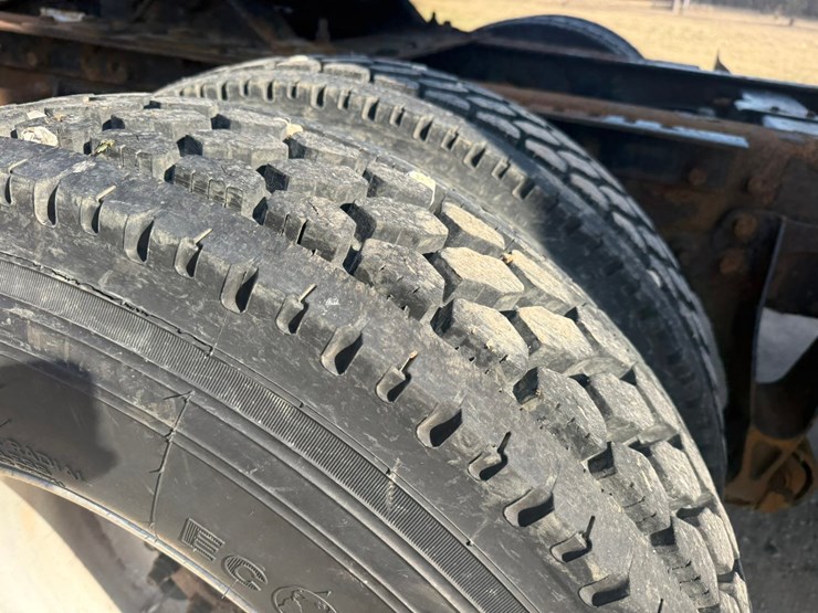 #1262-•-2004-international-9400i-6x4-sleeper-cab-truck-tractor-image-87