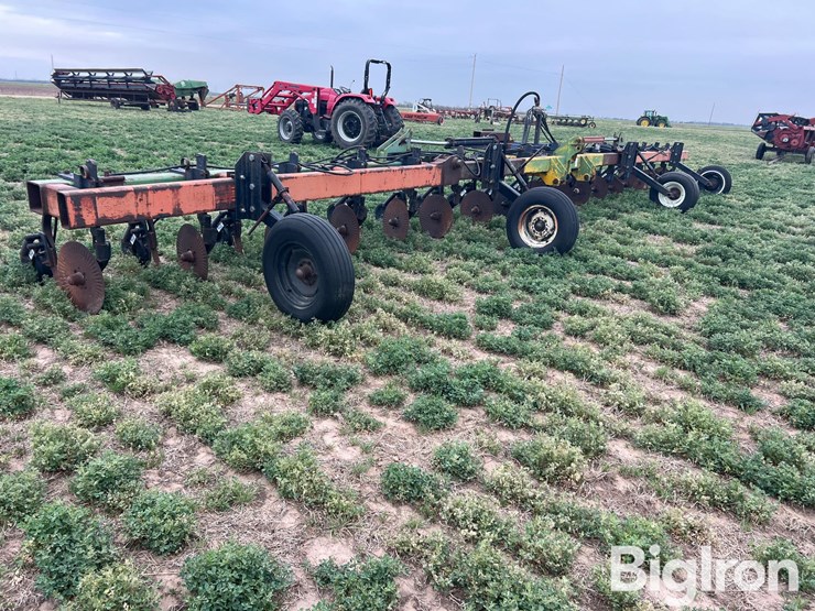 16r30-strip-tiller-image-3