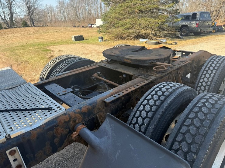 #1262-•-2004-international-9400i-6x4-sleeper-cab-truck-tractor-image-35