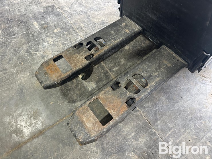 yale-mpe060lvhn24t2736-electric-ride-on-pallet-jack-image-10