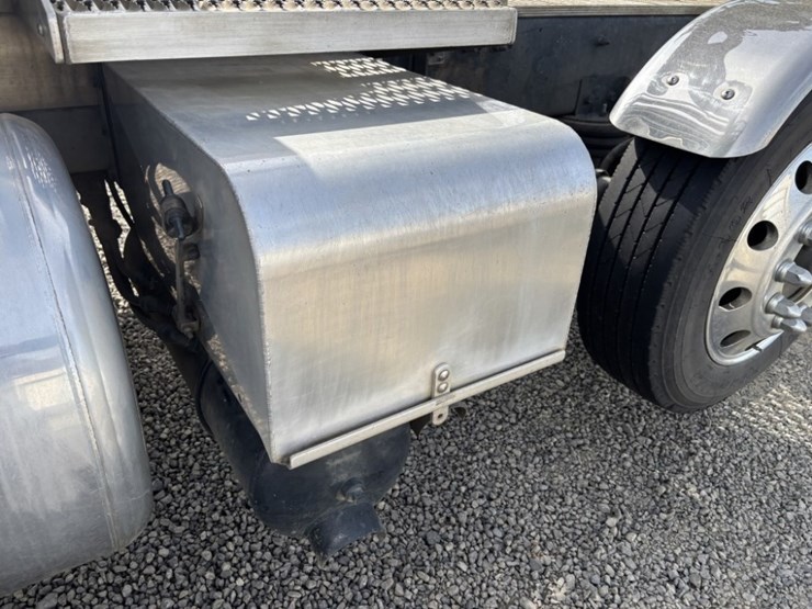 2018-peterbilt-367-image-21