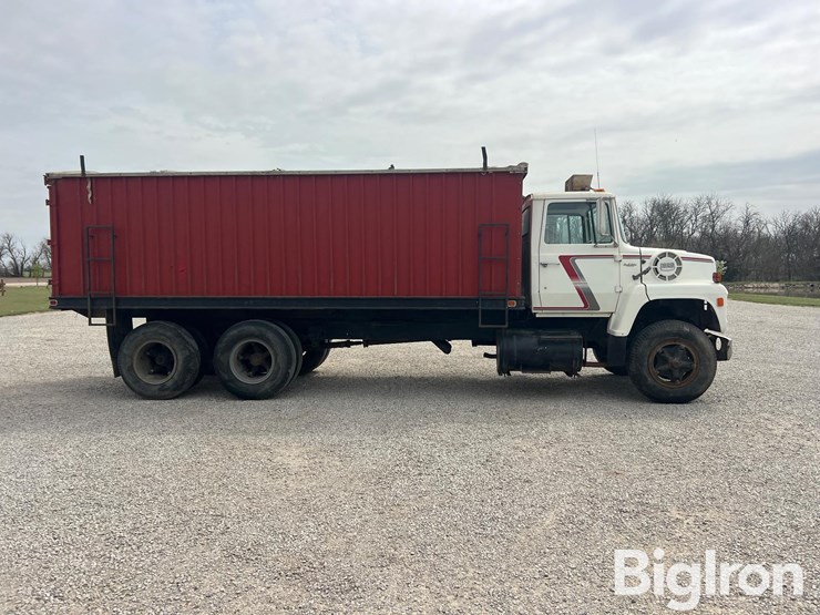 1977-ford-800-image-4