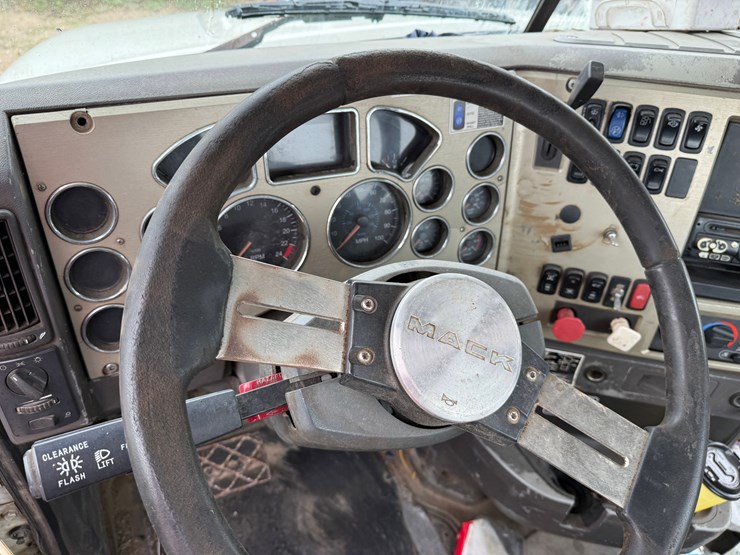 2009-mack-granite-gu713-image-18