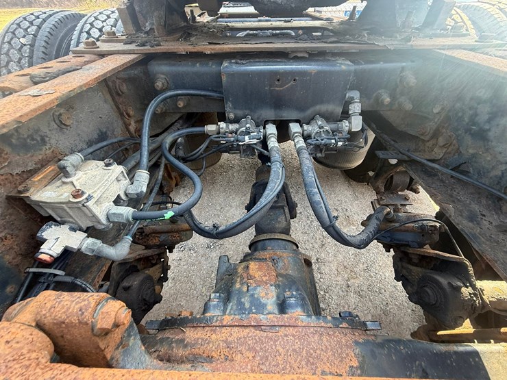 #1262-•-2004-international-9400i-6x4-sleeper-cab-truck-tractor-image-55