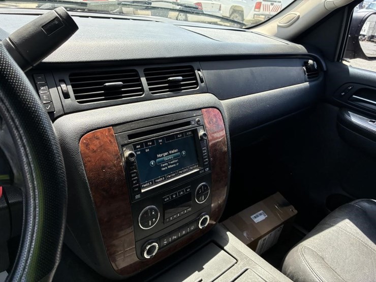 2007-chevrolet-suburban-image-16