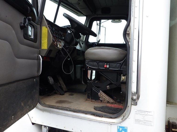 2005-peterbilt-pb330-22'-t/a-fuel-lube-truck-image-64