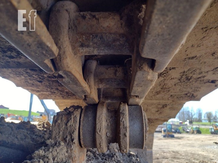 2014-deere-245g-lc-image-32