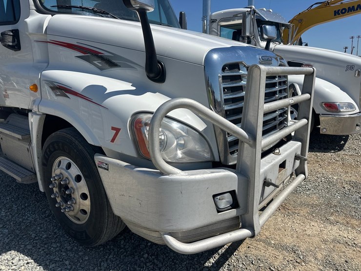 2014-massey-ferguson-8-image-13