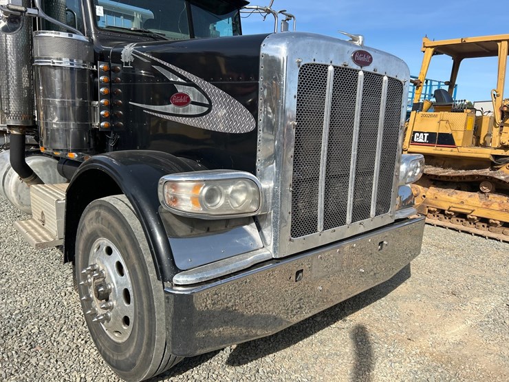 peterbilt-388-image-12