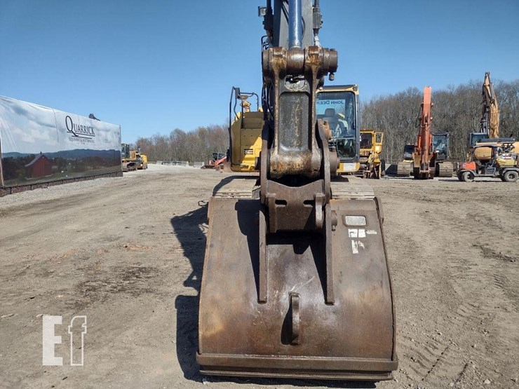 2014-deere-245g-lc-image-27