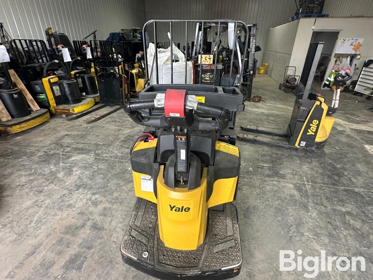 yale-mpe060lvhn24t2736-electric-ride-on-pallet-jack-image-5