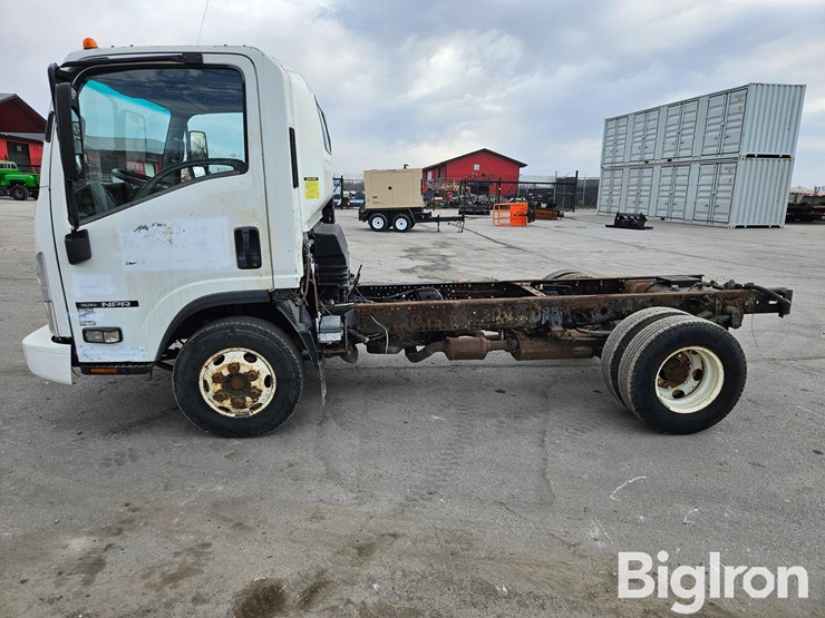 2015-isuzu-npr-image-8