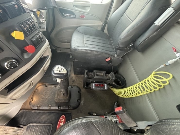 2022-peterbilt-567-image-39