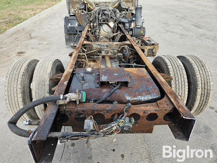 2015-isuzu-npr-image-13